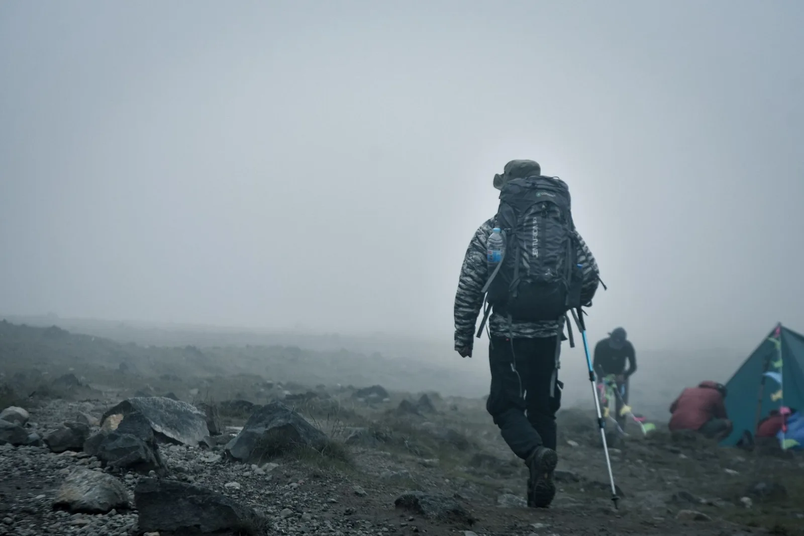 Người trekking châu Á kiểm tra balo và đồ dùng trước khi đi