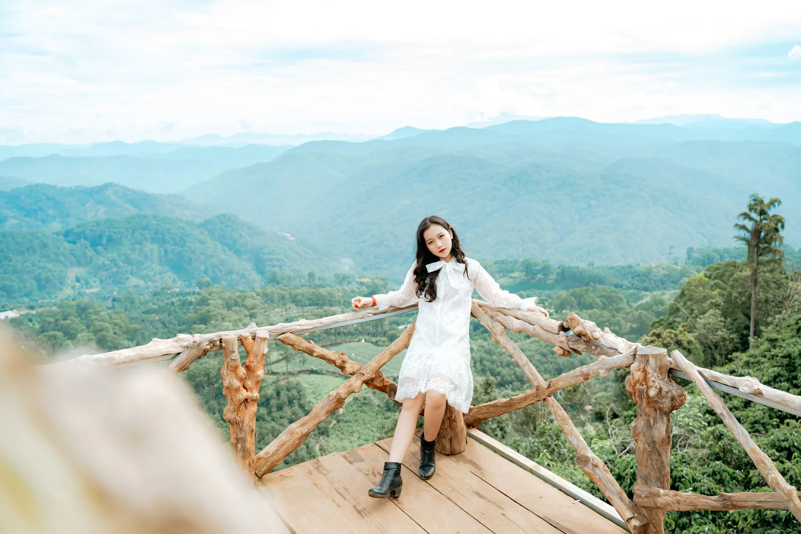 Nhóm bạn châu Á thư giãn trên sân hiên homestay vùng núi