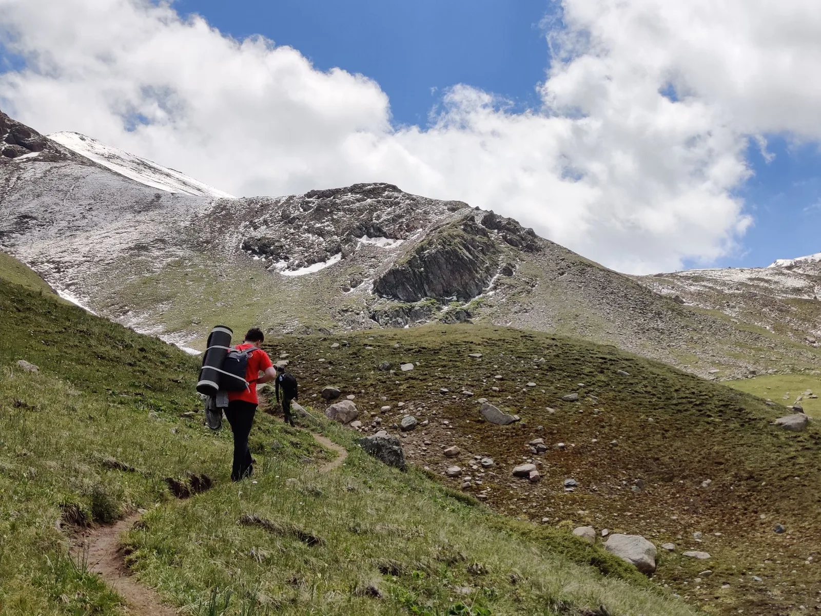 Người trekking châu Á chuẩn bị ba lô trên đường núi