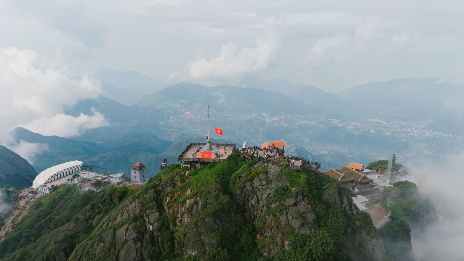 Núi Sa Pa tháng 10 trong làn sương mùa thu