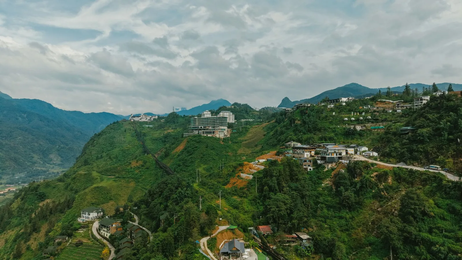 Phòng khách sạn Sa Pa ấm cúng nhìn ra núi