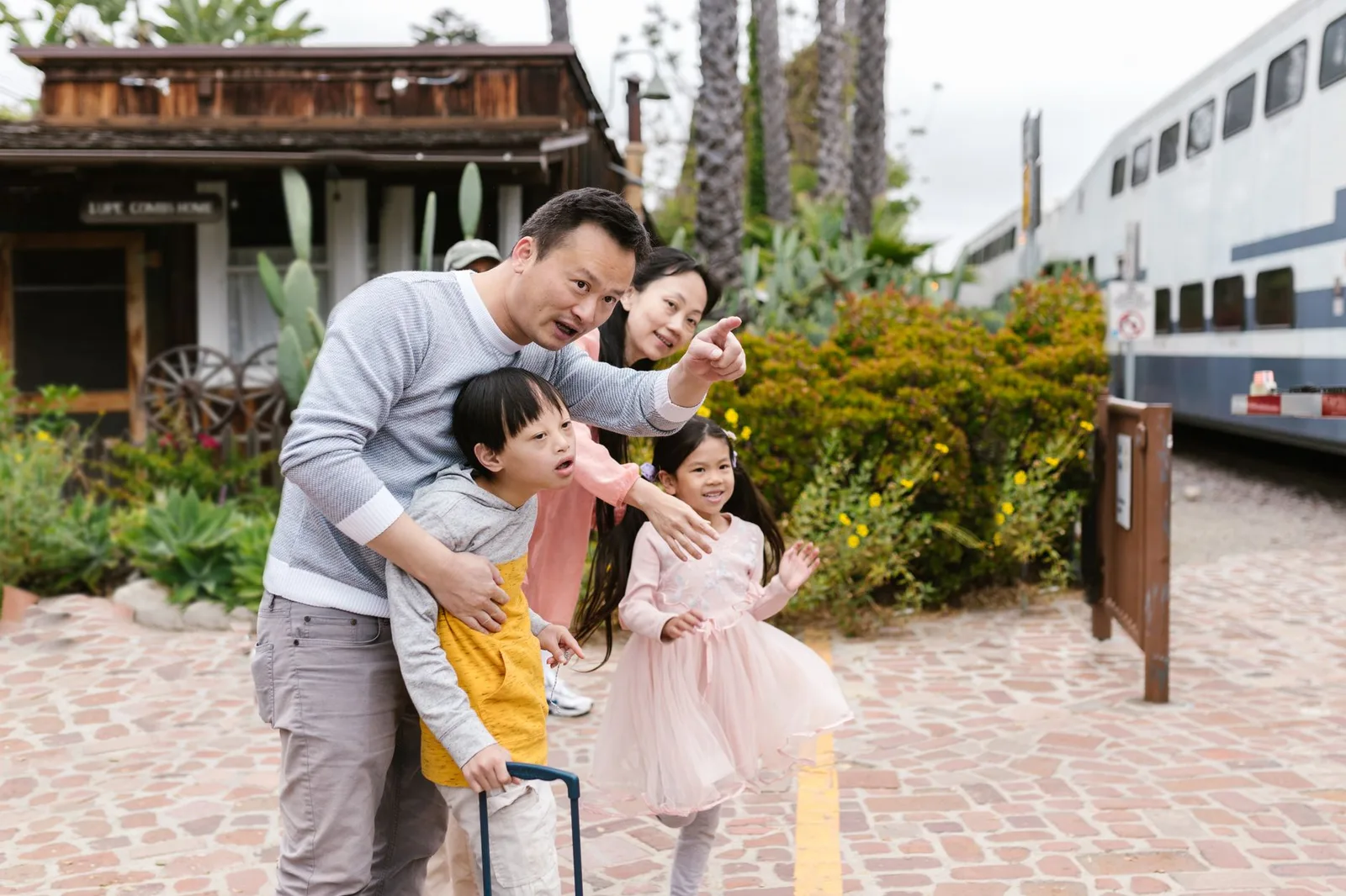 Cha mẹ châu Á cùng chuẩn bị lịch trình du lịch vùng núi
