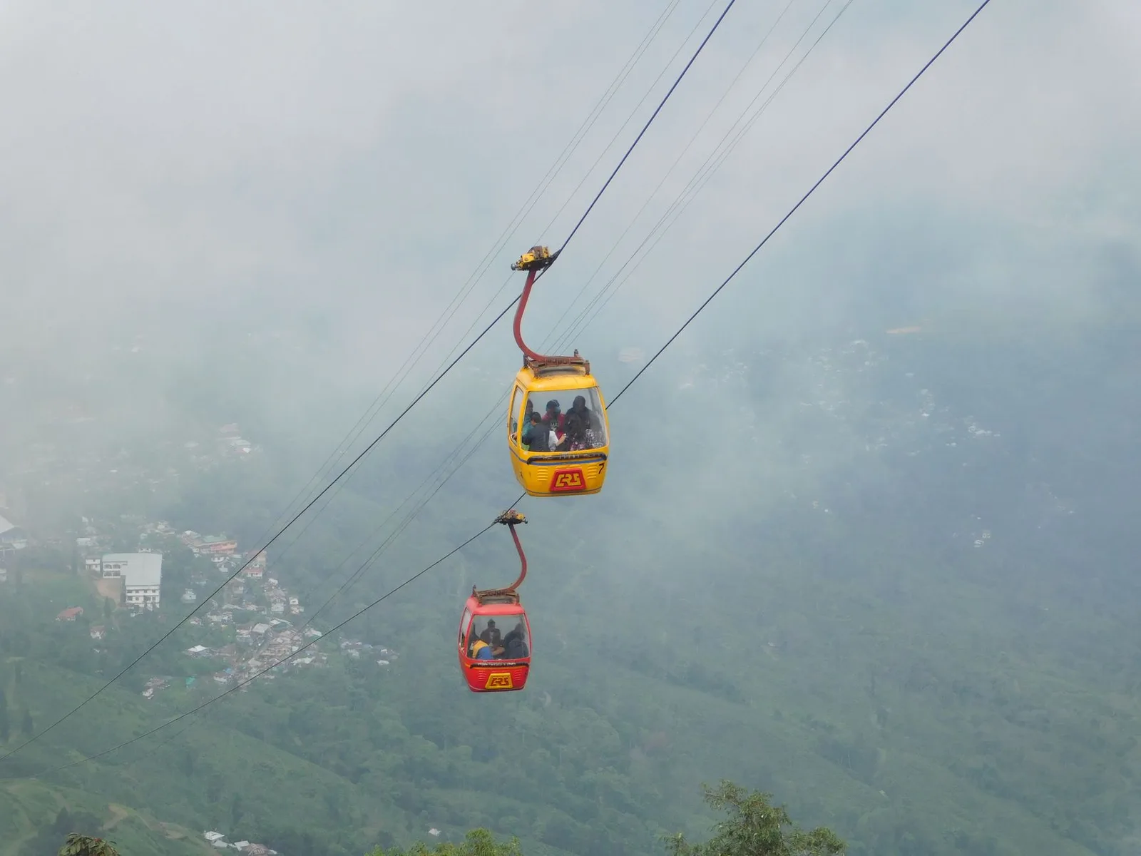 Du khách châu Á lên cáp treo trong chuyến tham quan núi