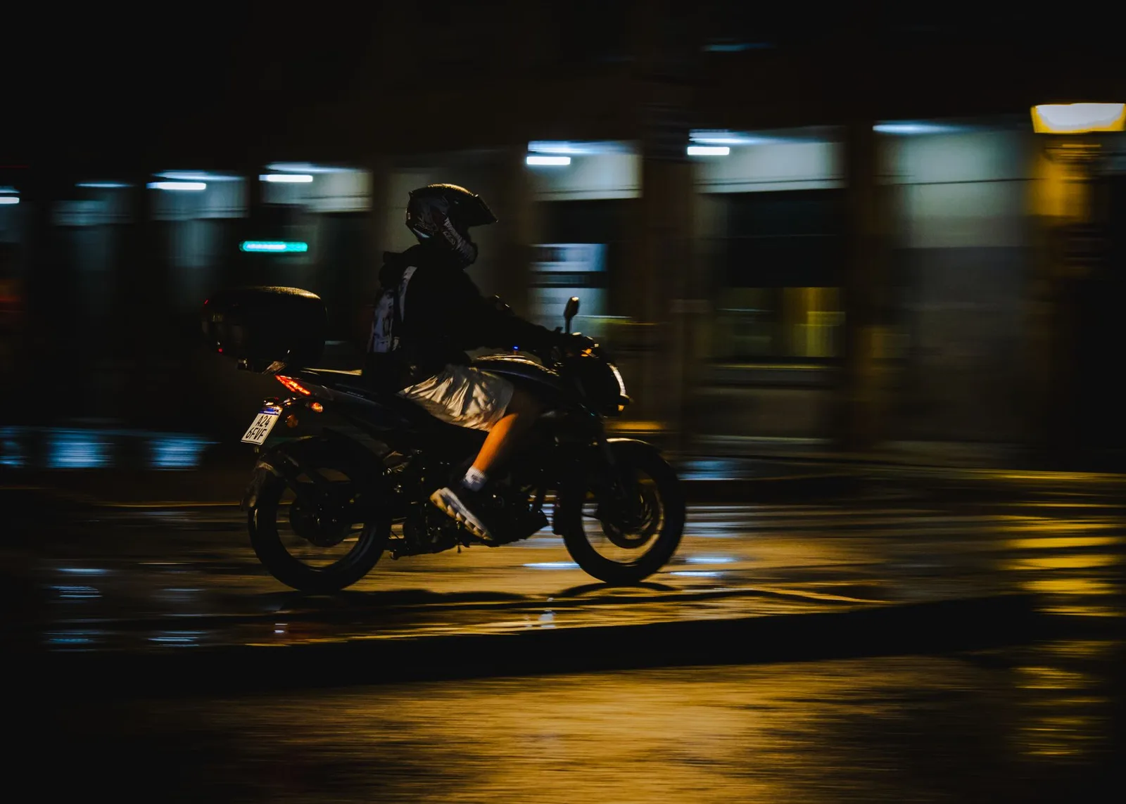 Trang bị bảo hộ và xe máy chuẩn bị đi đường mưa