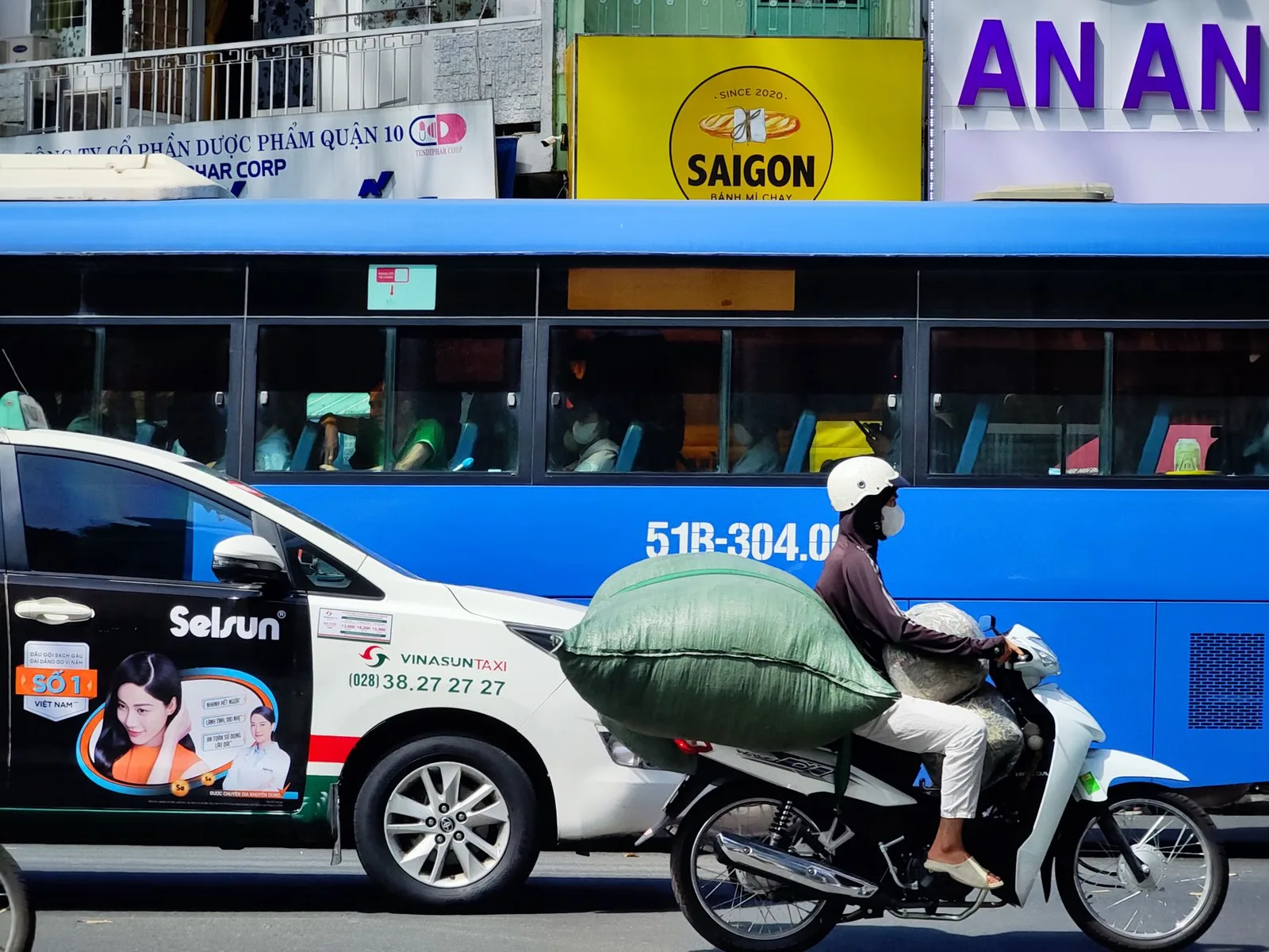 Người Việt kiểm tra xe máy và hành lý trước khi xuất phát