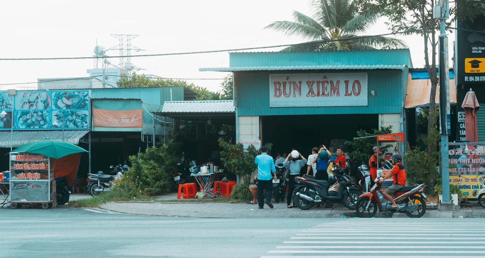 Phượt thủ Việt Nam nghỉ chân tại quán cà phê ven đường