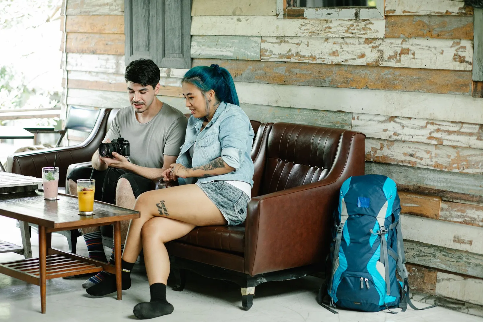 Du khách châu Á kiểm tra thông tin homestay trước khi đặt cọc