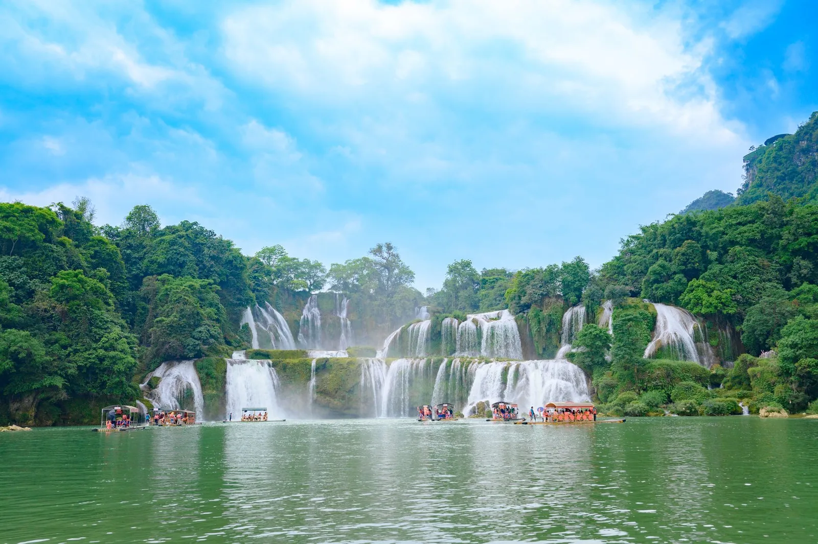 Thác Bản Giốc hùng vĩ giữa thiên nhiên cao Bằng