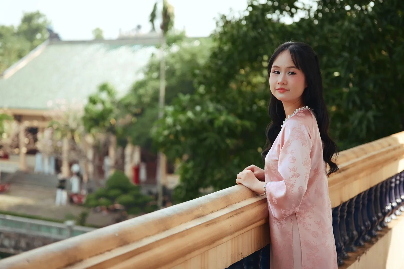 Du khách ngồi ban công homestay ngắm bình minh qua núi