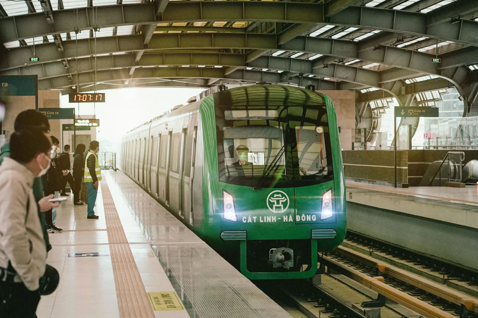 Tàu hỏa chạy qua vùng quê Việt Nam