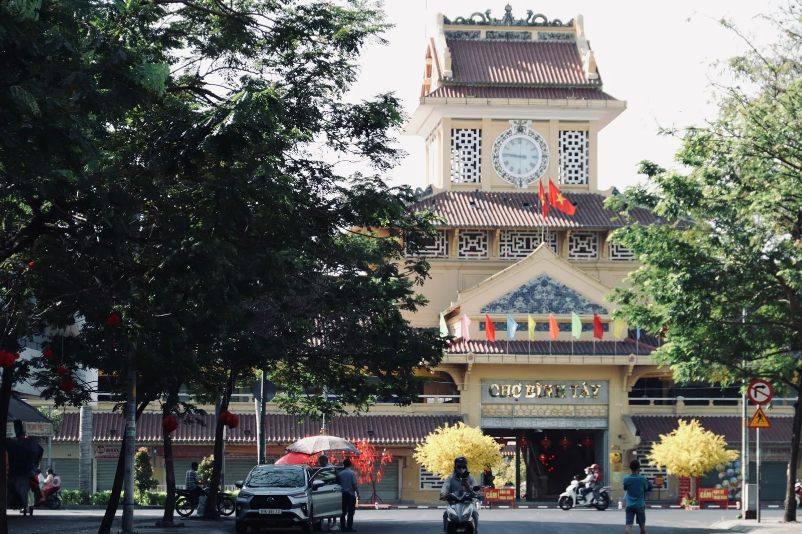 Du khách mua đặc sản tại khu chợ địa phương