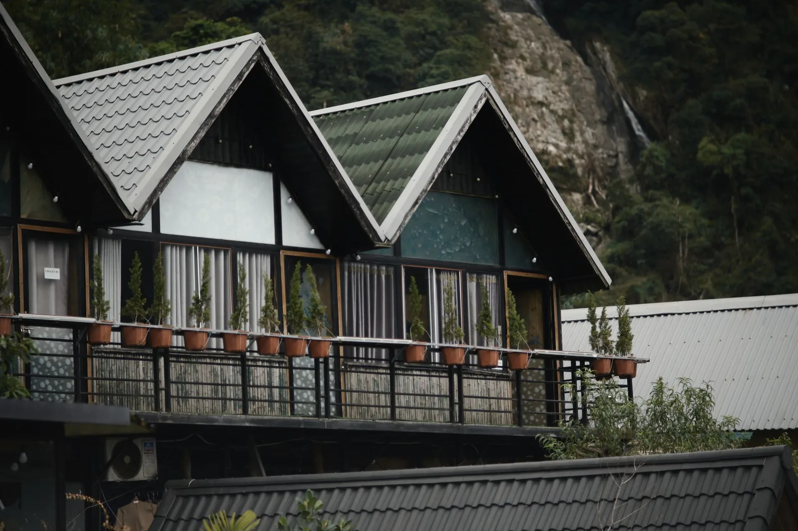 Ban công homestay nhìn ra núi