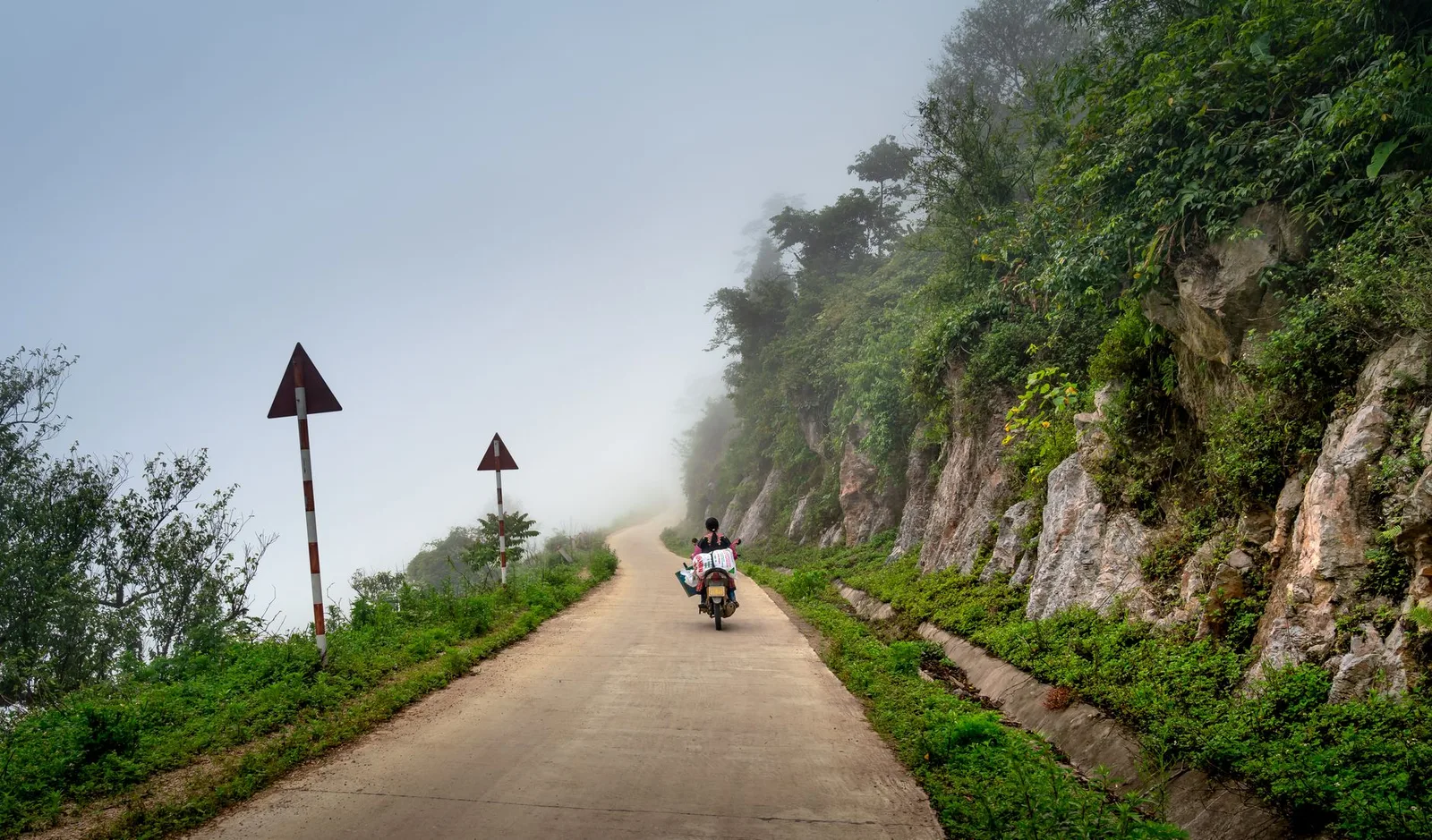Người phượt chạy xe máy trên đường đèo núi Tây Bắc
