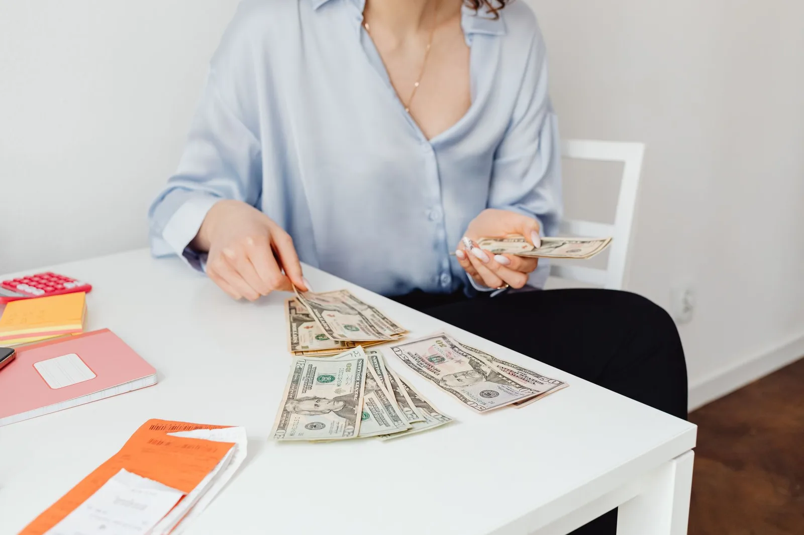 Đếm tiền Việt Nam tính toán chi phí chuyến đi