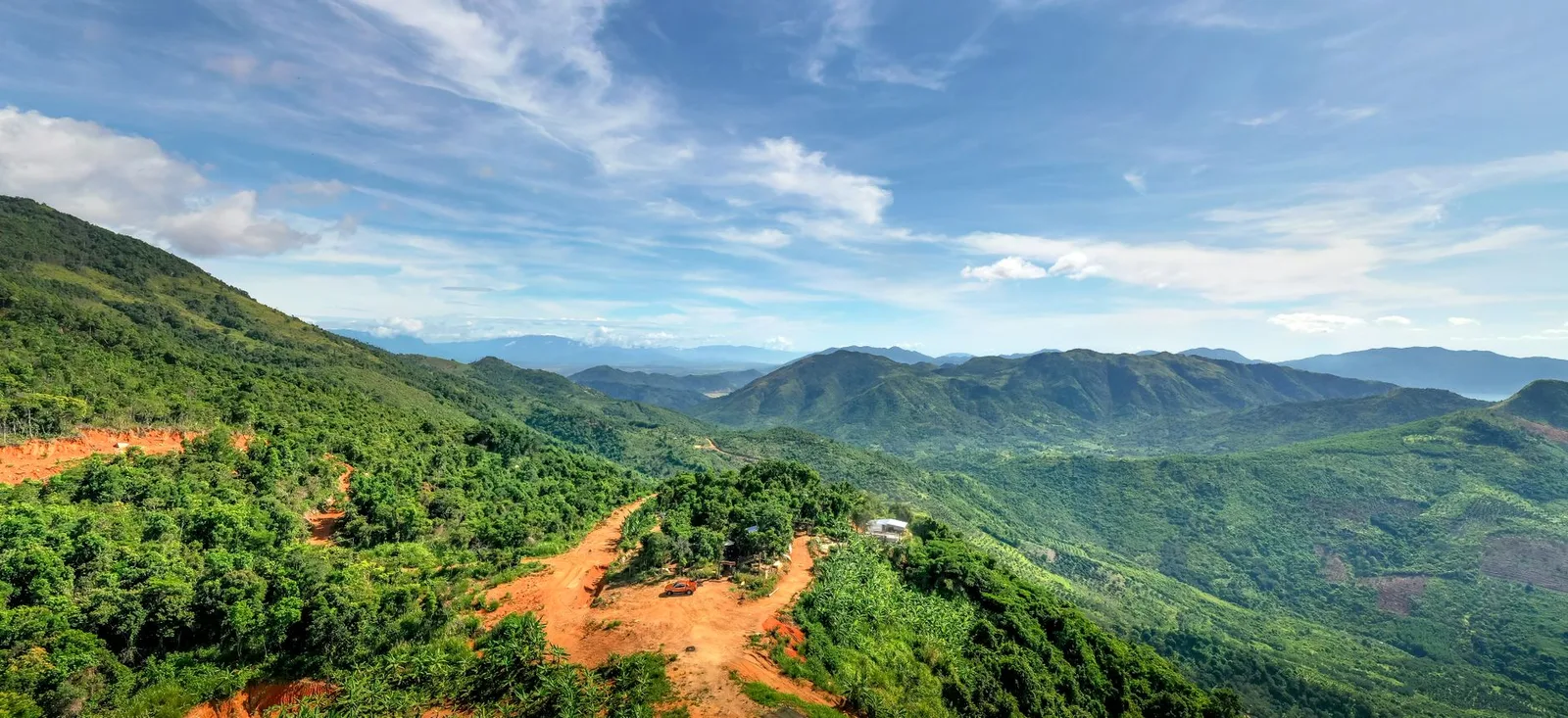 Thung lũng Điện Biên Phủ bao quanh bởi núi rừng hùng vĩ