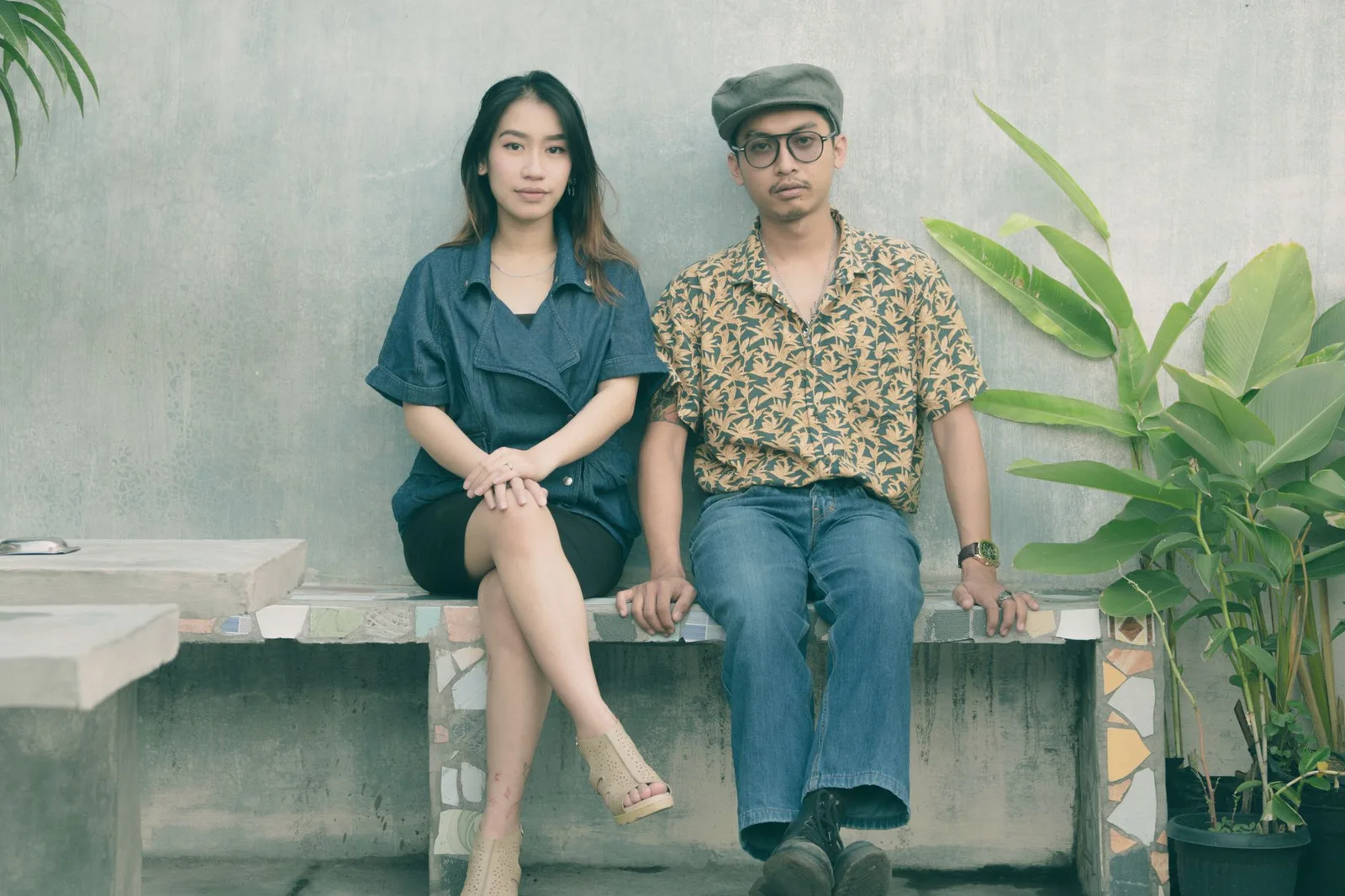 Cặp đôi châu Á thư giãn tại khu vườn homestay