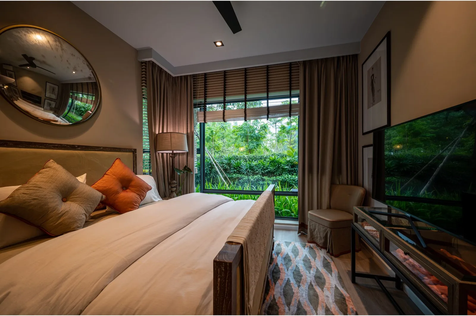 Phòng ngủ homestay ấm cúng với cửa sổ nhìn vườn
