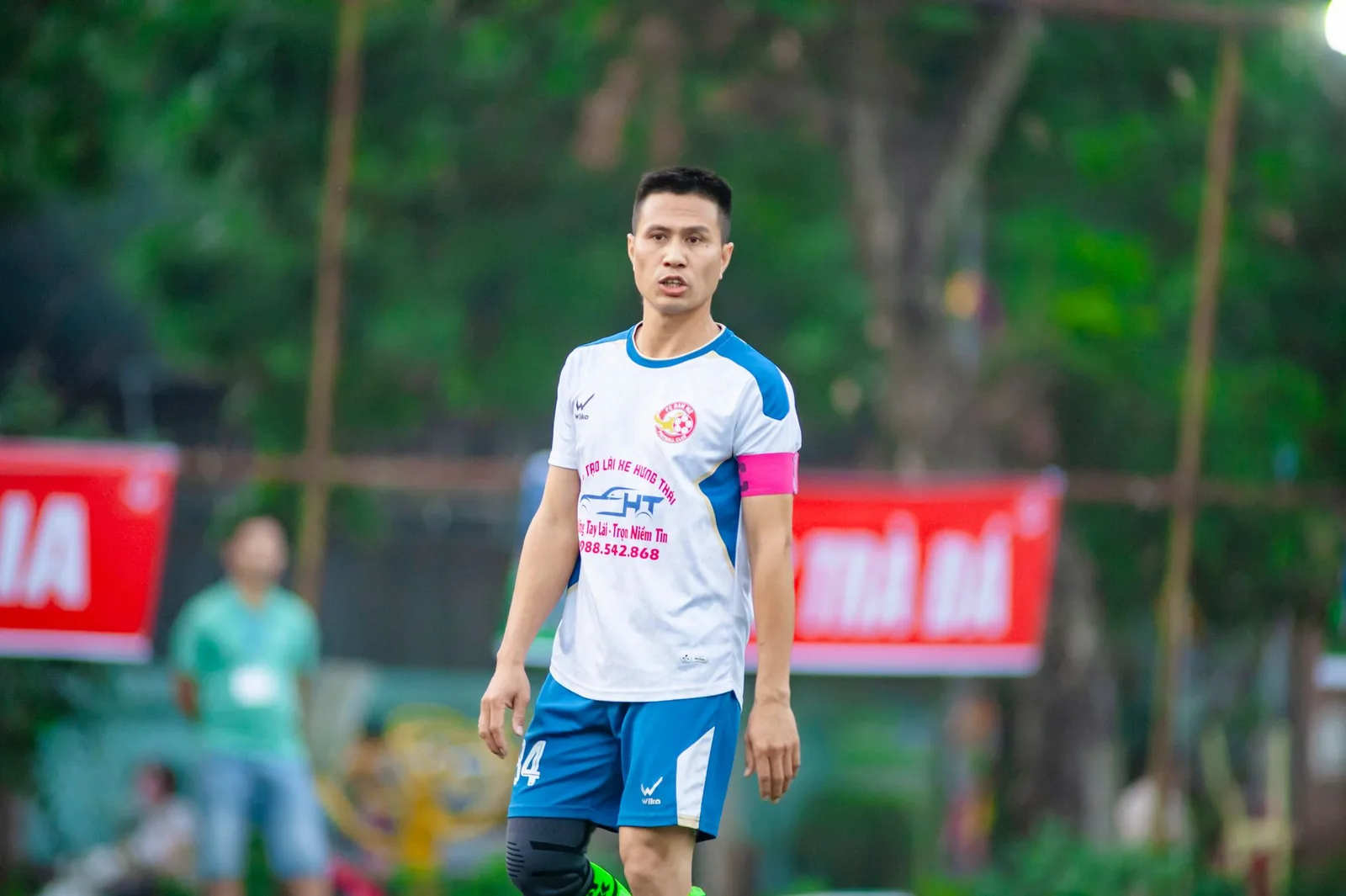 Băng đội trưởng bên quả bóng mang màu xanh trắng
