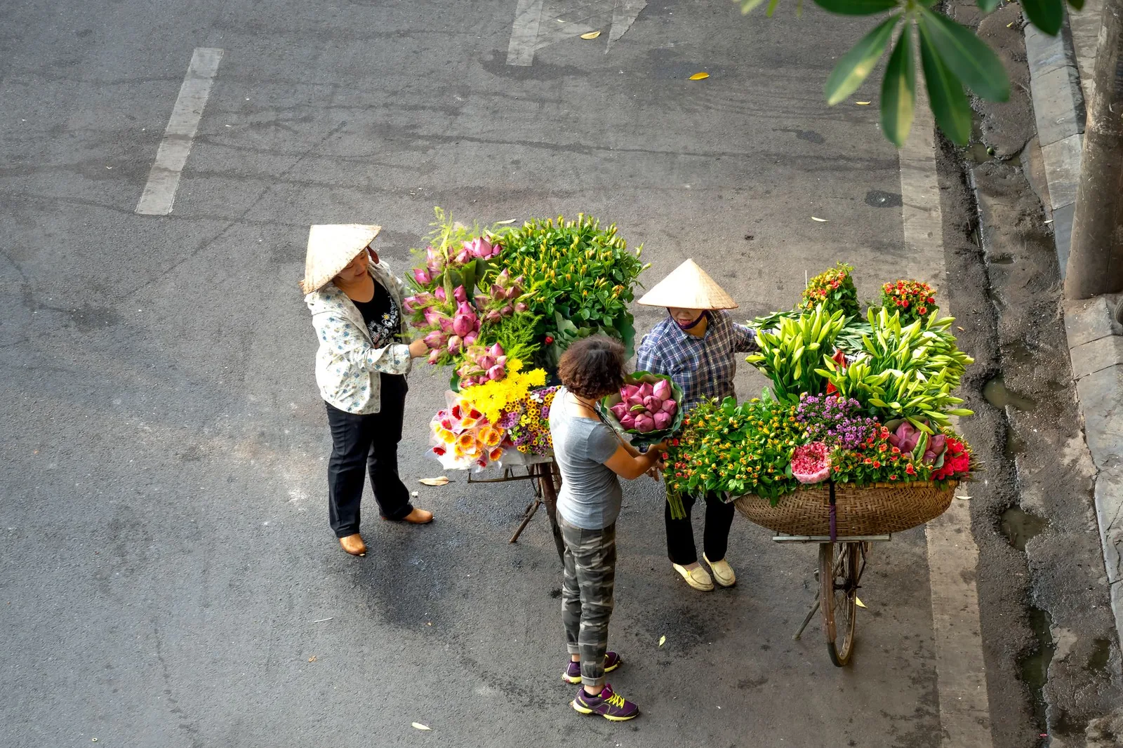 Người bán hàng địa phương bán hoa tại chợ