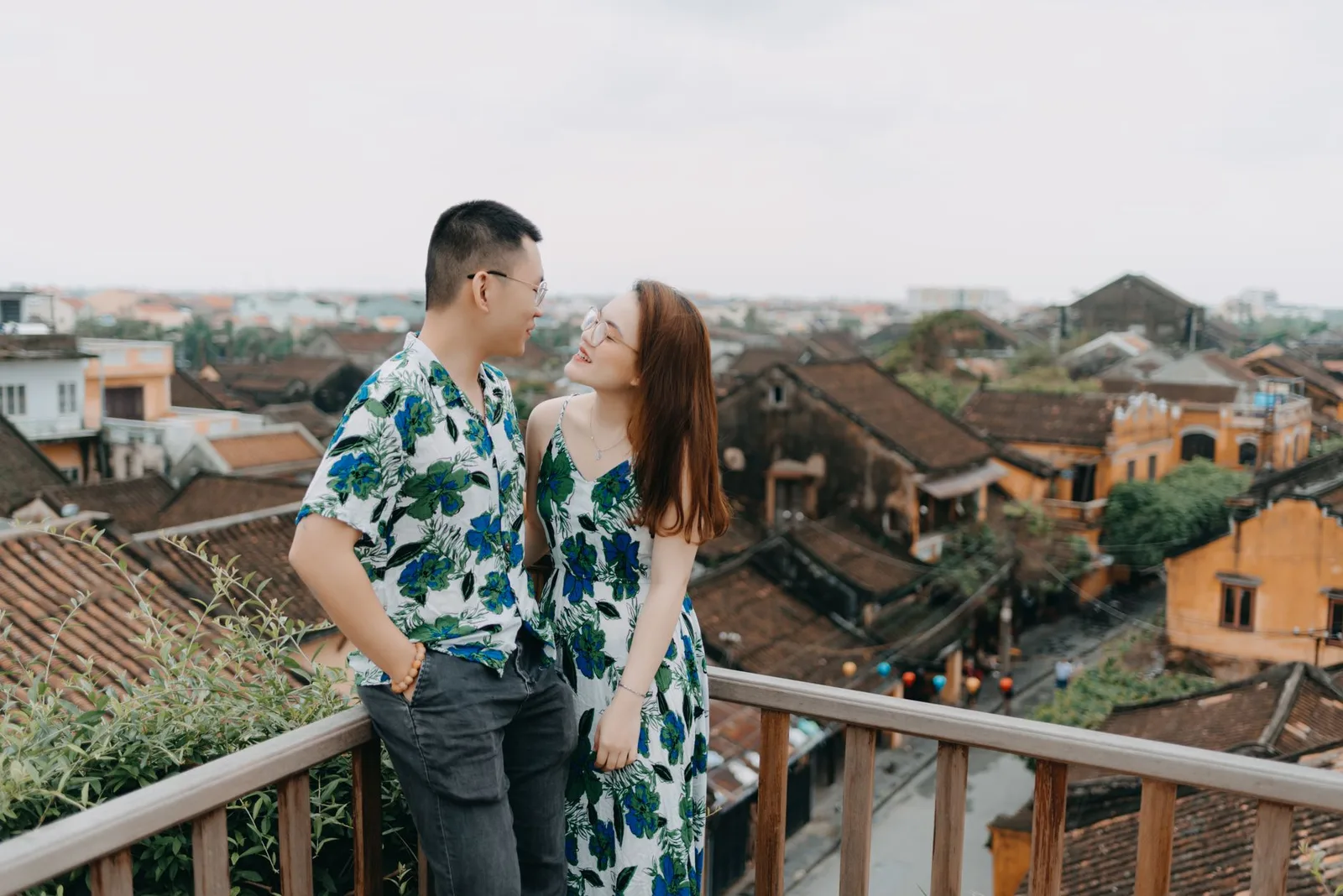 Du khách ngắm hoàng hôn làng quê cuối ngày