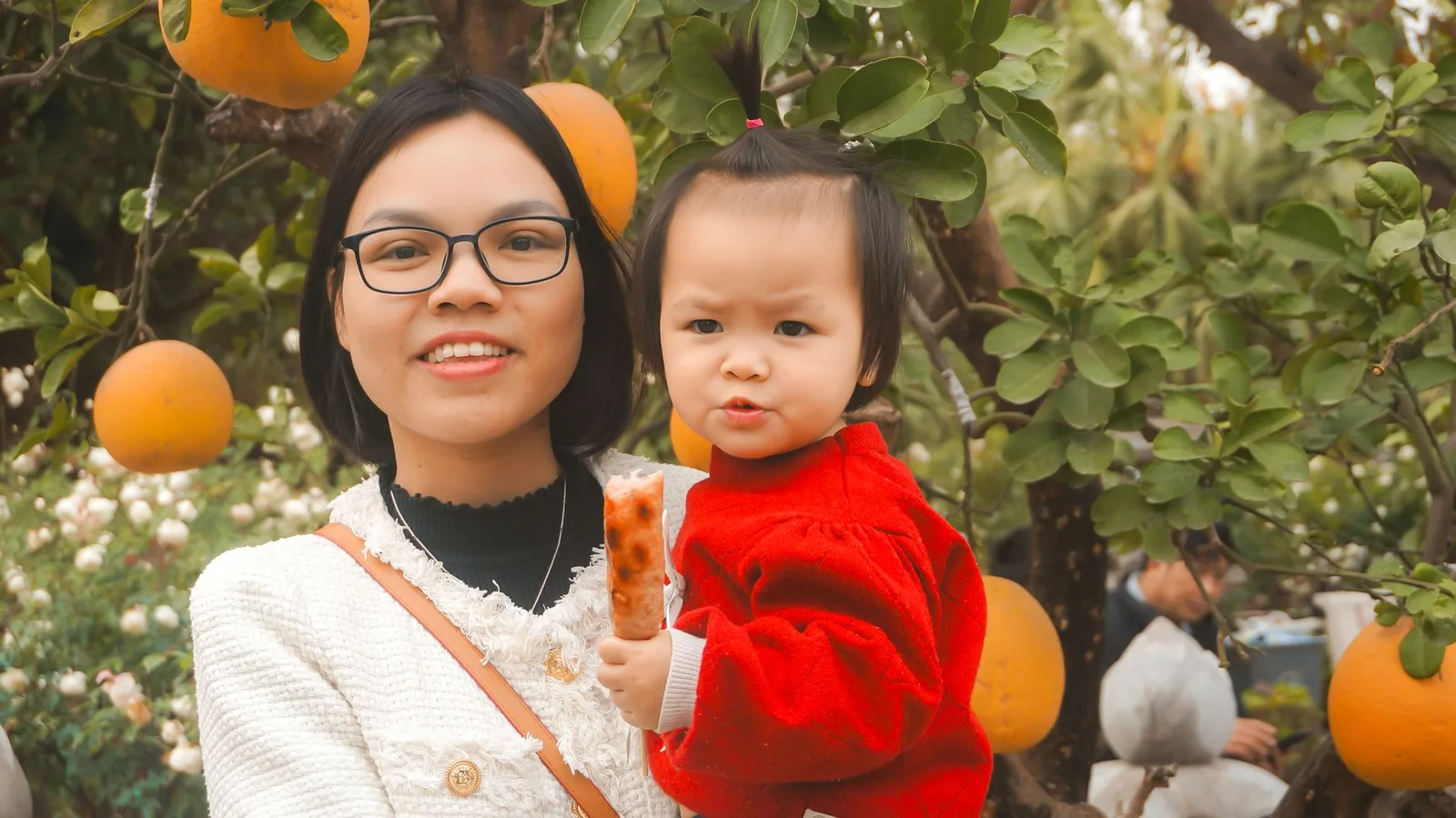 Gia đình châu Á trải nghiệm farmstay trái cây