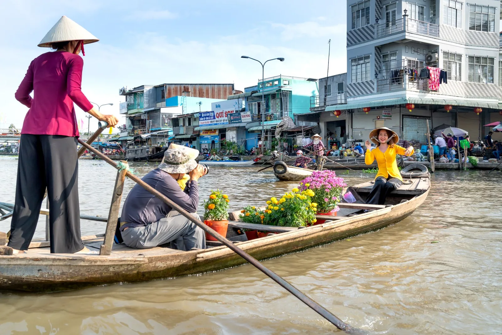Người phụ nữ chèo thuyền trên kênh miệt vườn