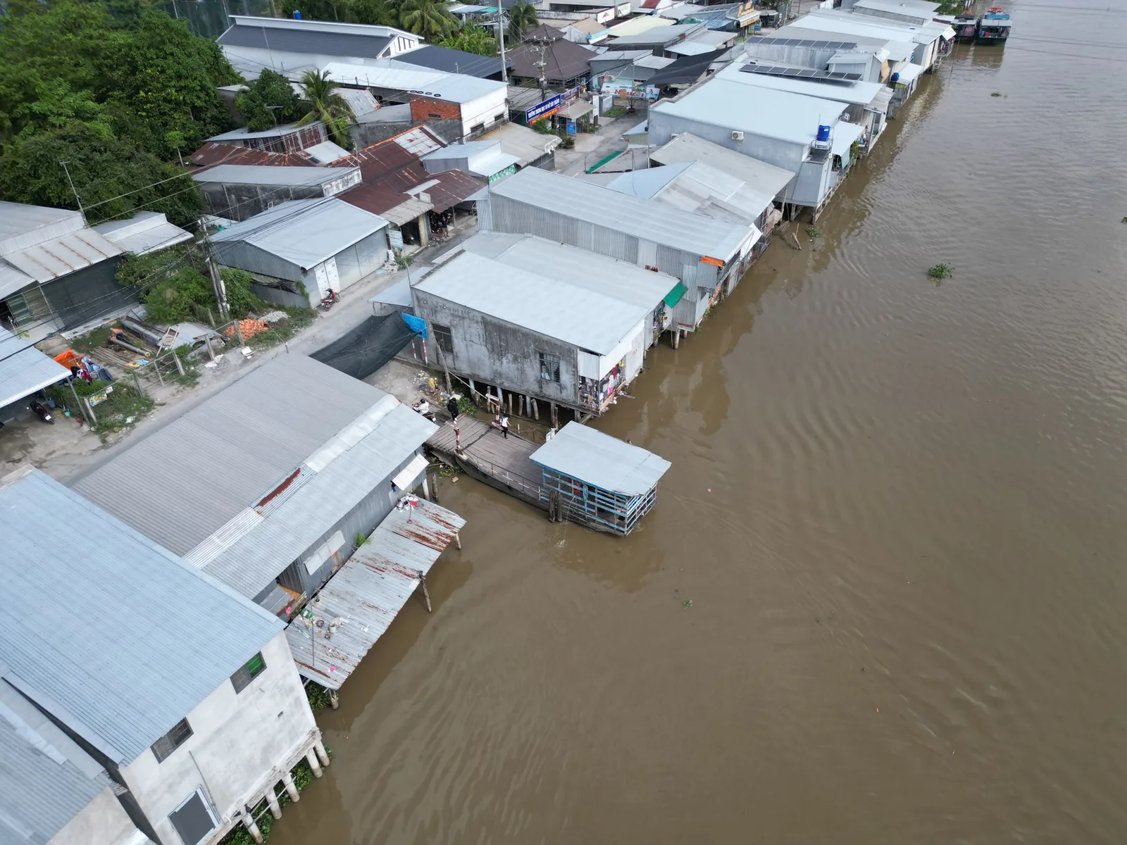 Dòng sông Mê Kông dâng nước dưới bầu trời u ám mùa nổi