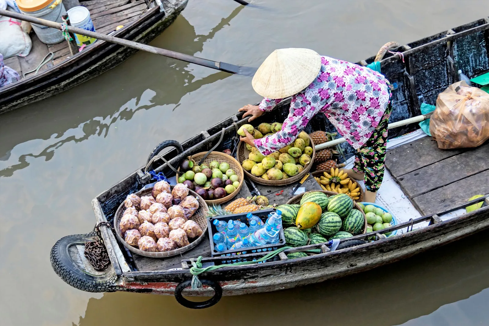 Ghe thuyền chợ nổi chở đầy trái cây trên sông An Giang