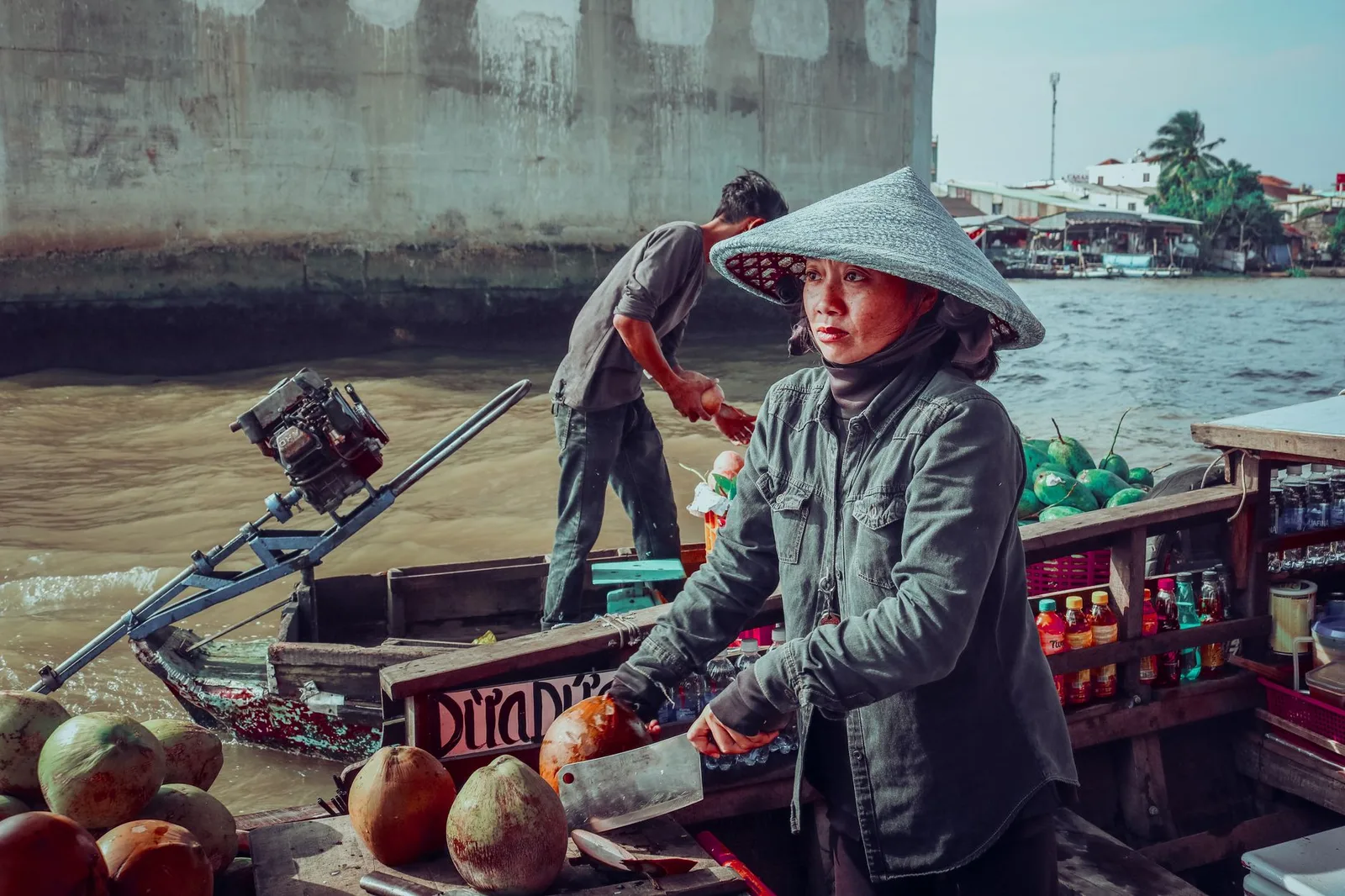 Du khách với ba lô chuẩn bị hành trình mùa nổi An Giang