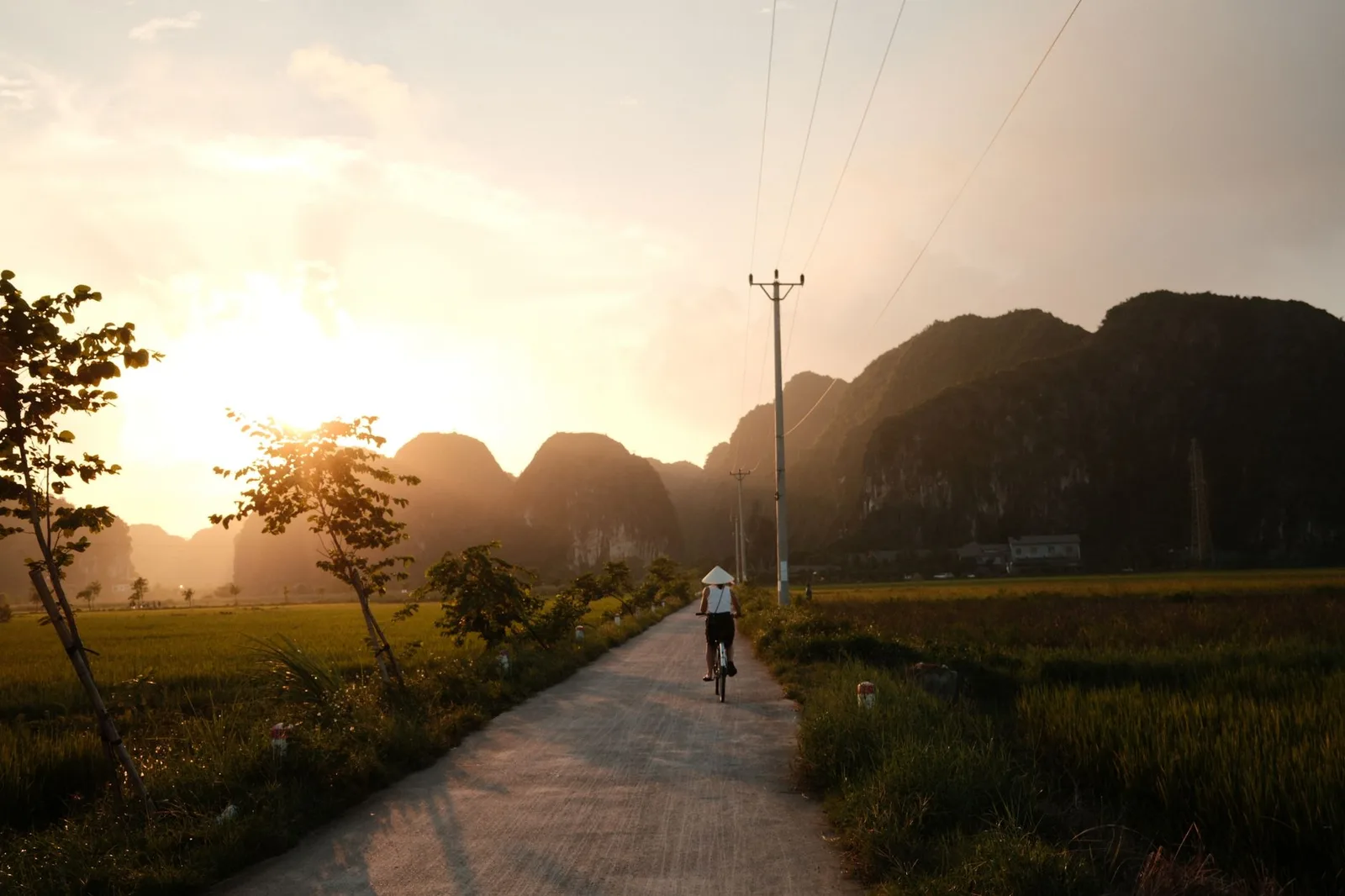 Đường đi xe đạp thôn quê đẹp và an toàn giữa thiên nhiên