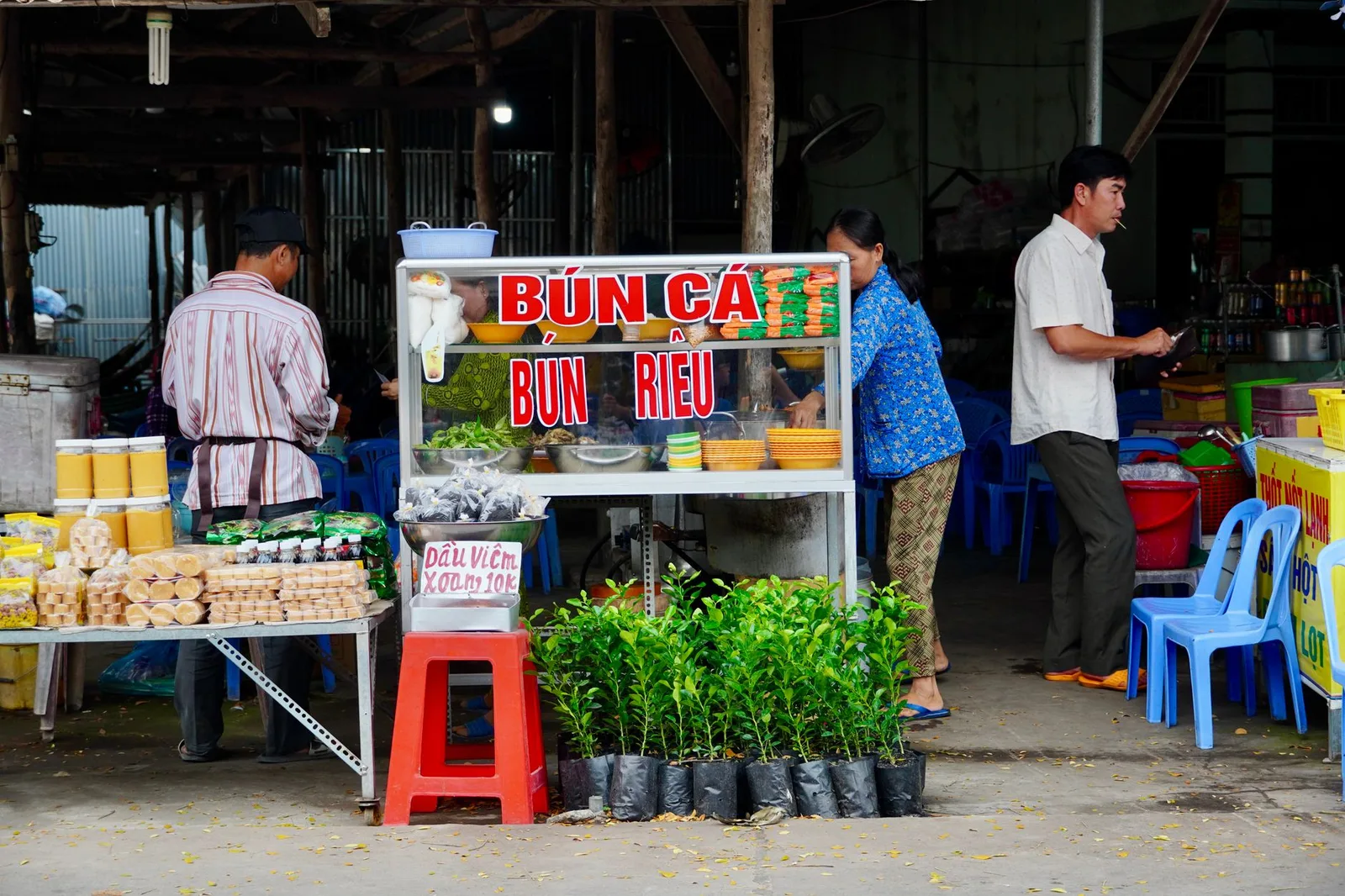 Quán ăn đường phố ở phố cổ Huế