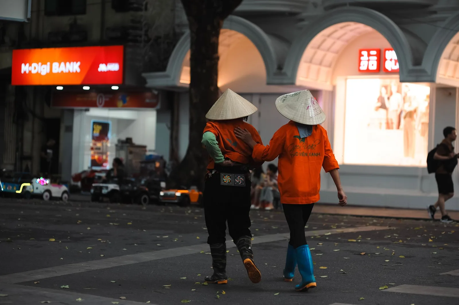 Người dân đi bộ trong phố cổ Hà Nội đêm khuya