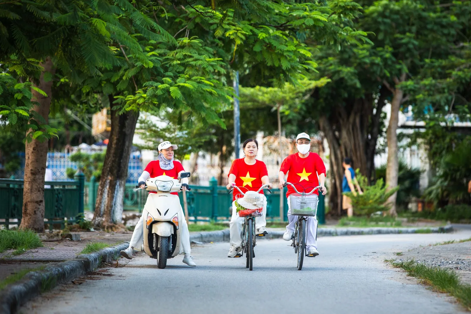 Đi xe đạp qua con phố cổ đẹp của Hà Nội
