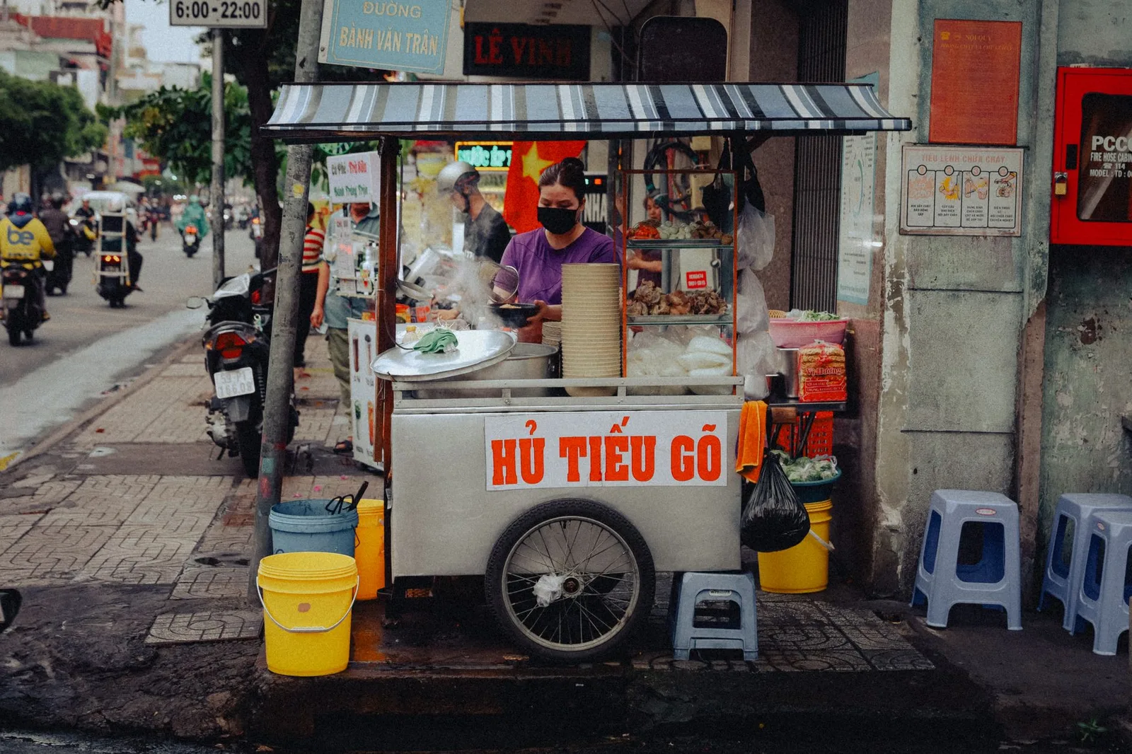 Ăn vặt đường phố Sài Gòn buổi tối đông khách