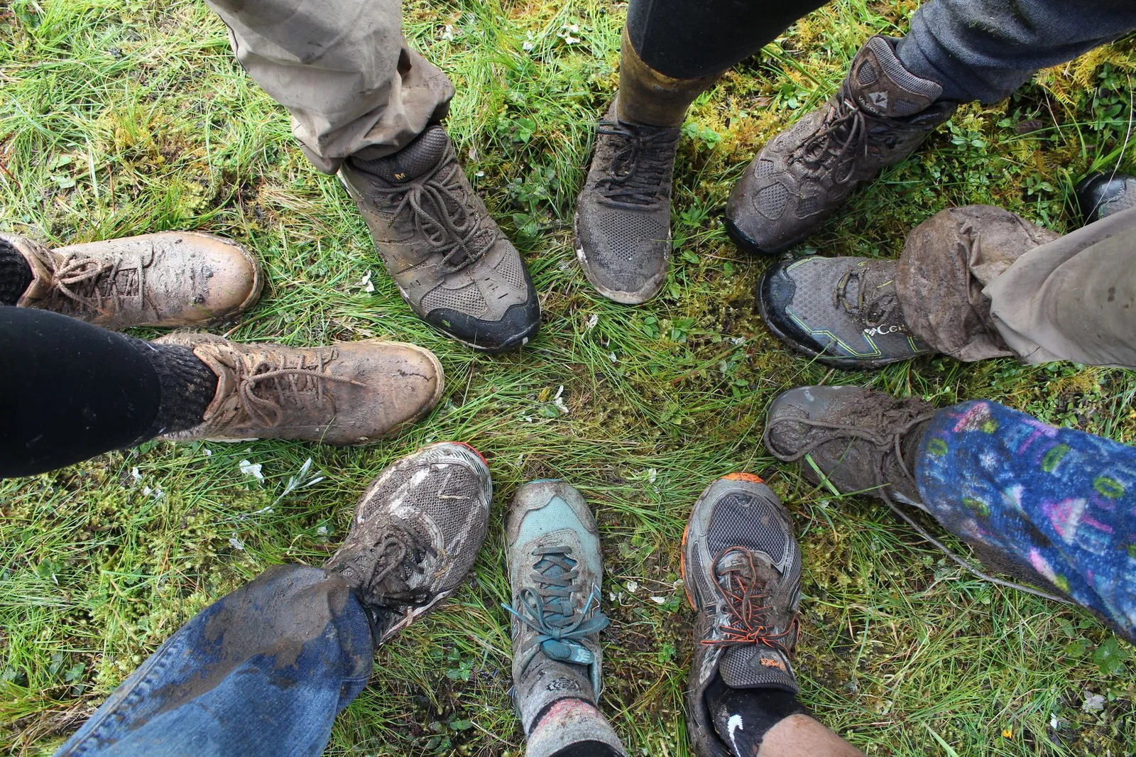 Giày trekking trên cung đường núi lầy bùn