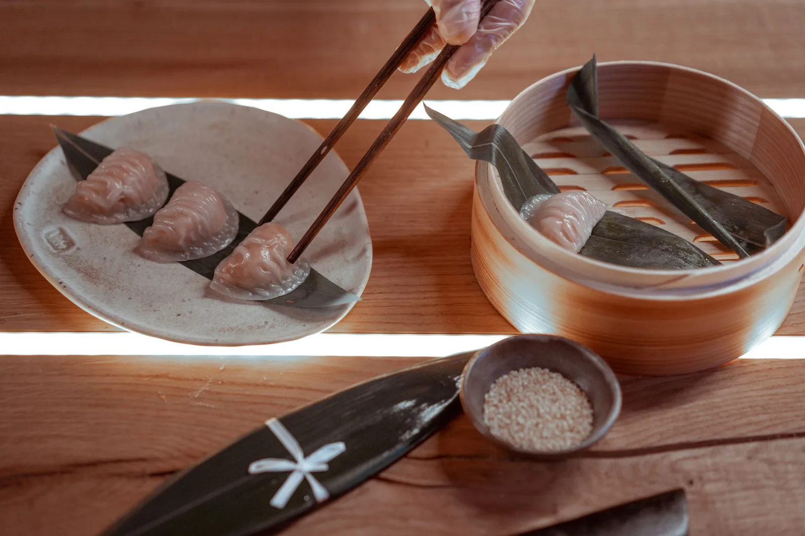 Bột nếp, đường và mè dùng để làm bánh trôi