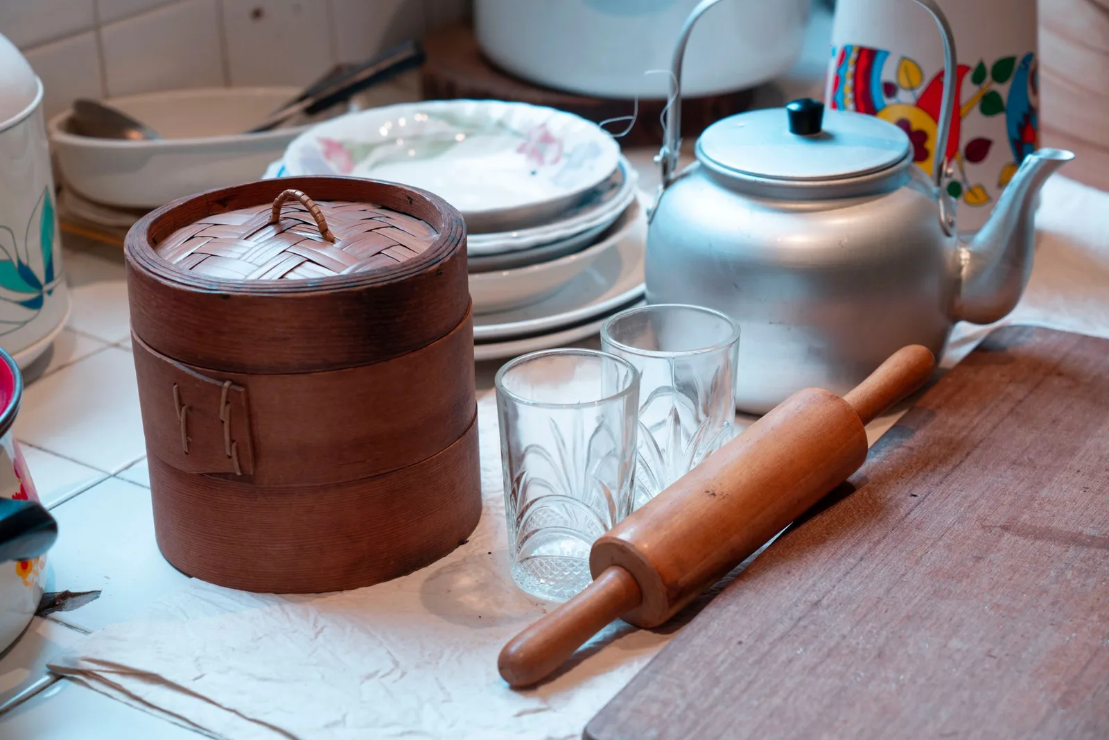 Dụng cụ làm bánh được chuẩn bị trong bếp homestay