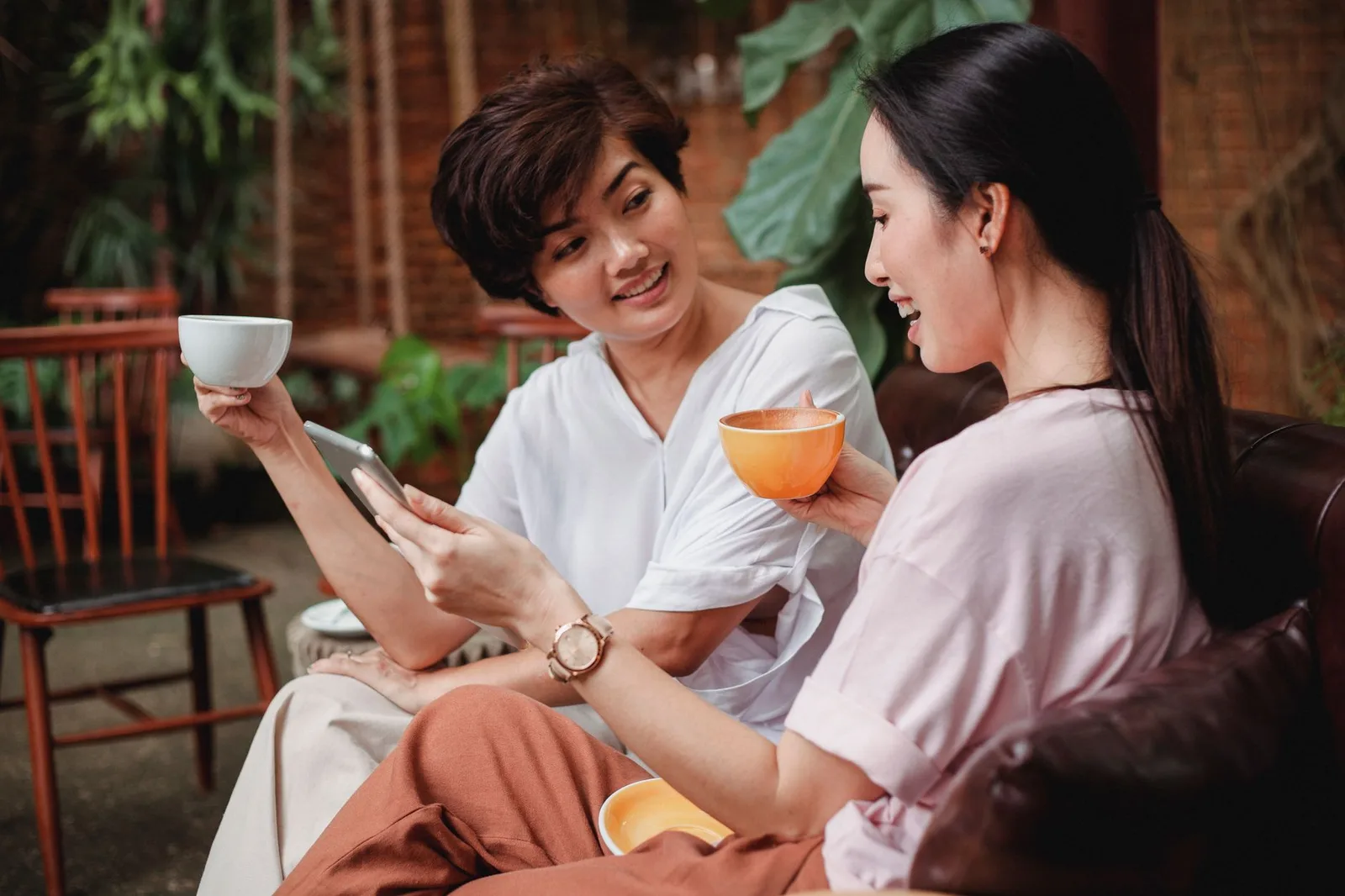 Nhóm bạn thưởng thức món ngọt nóng tại Hà Nội