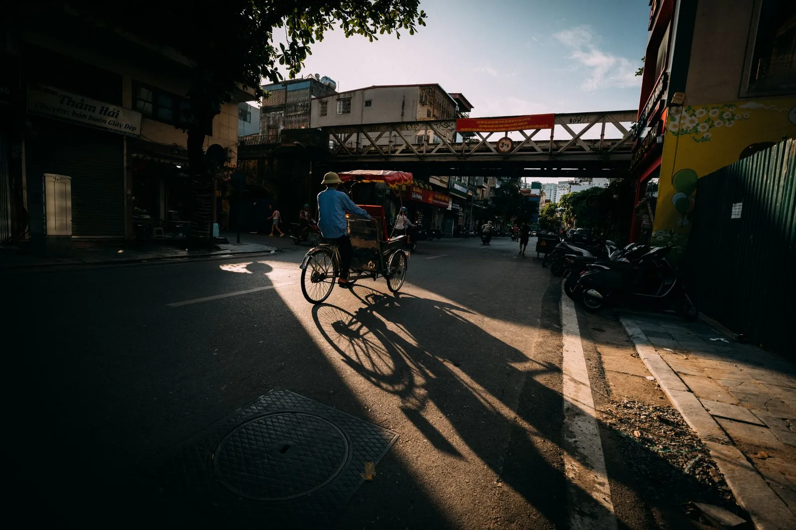 Phố cổ Hà Nội vào buổi sáng dịu mát