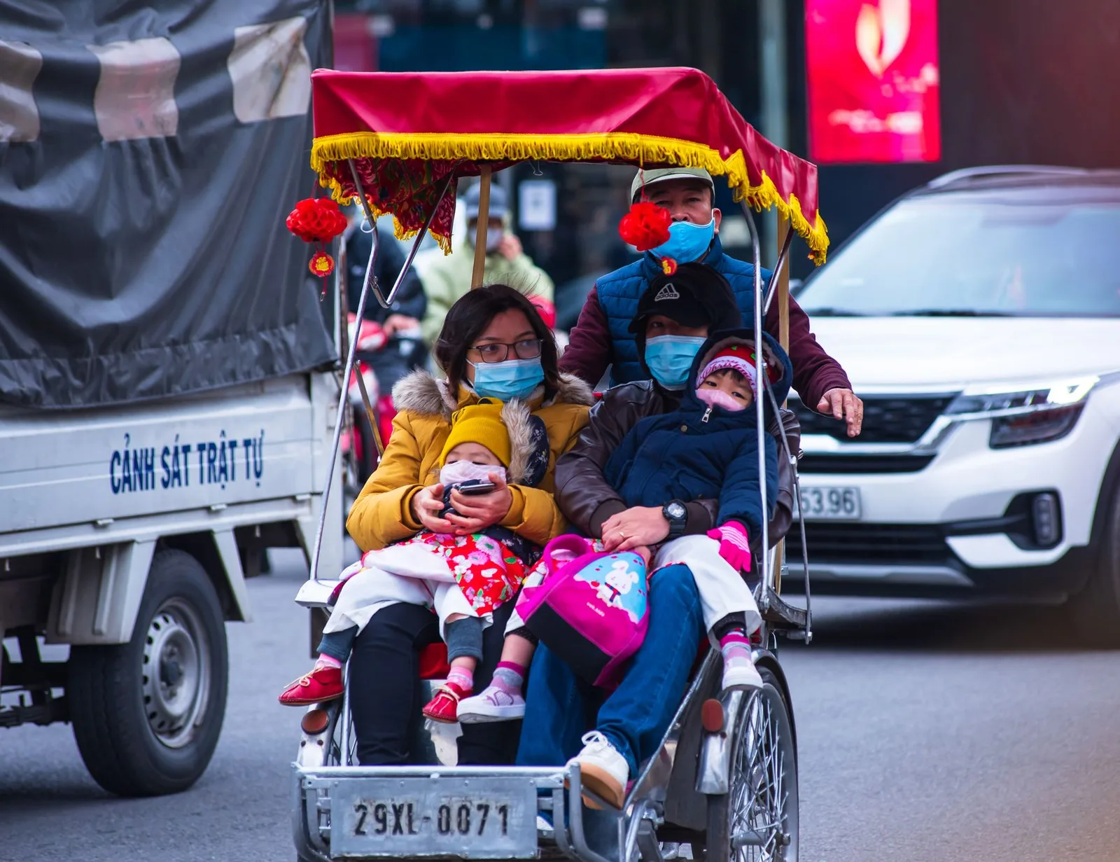 Du khách châu Á chuẩn bị lên xích lô tại Hà Nội
