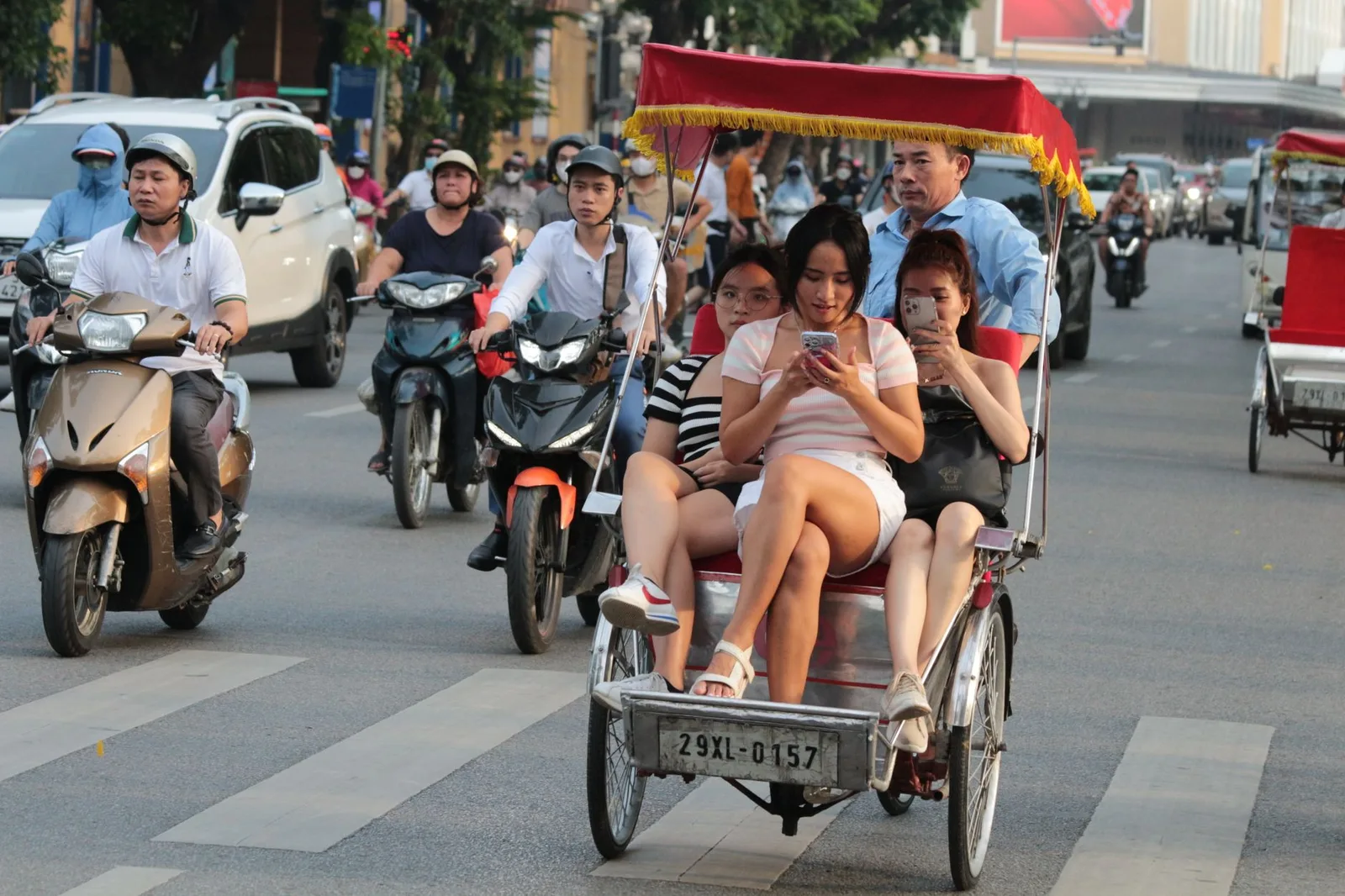 Du khách châu Á trải nghiệm đi xích lô trên phố Hà Nội