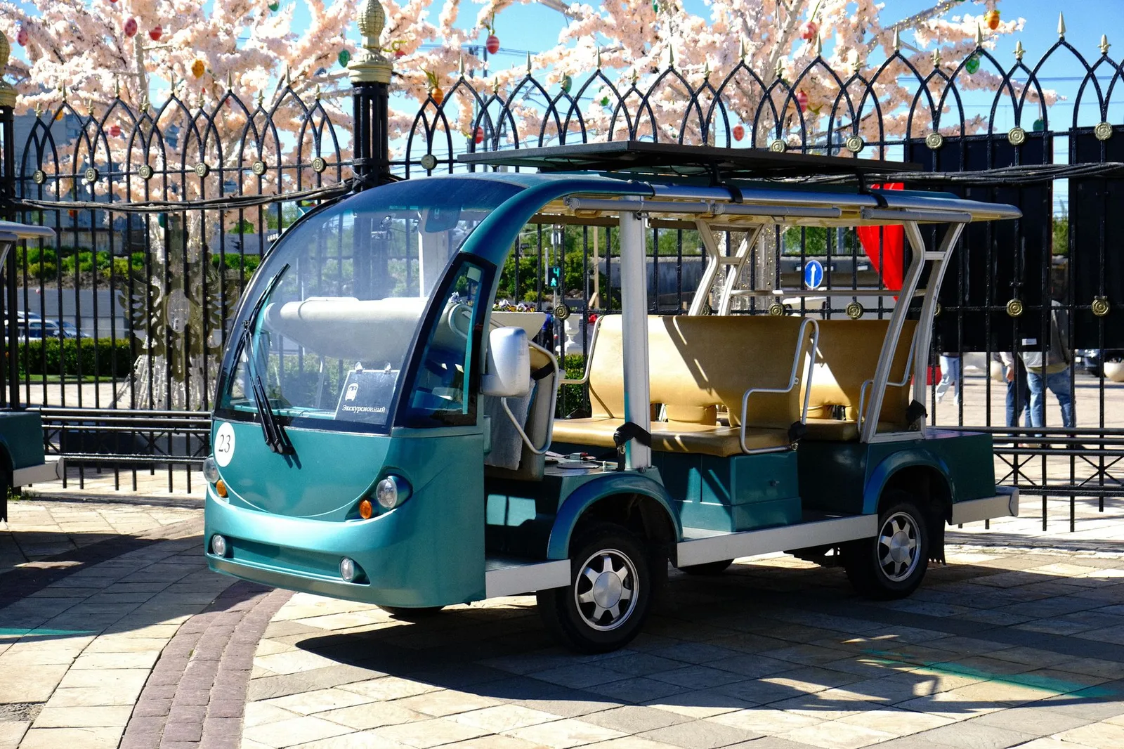 Gia đình Việt chuẩn bị lên xe điện tham quan phố cổ