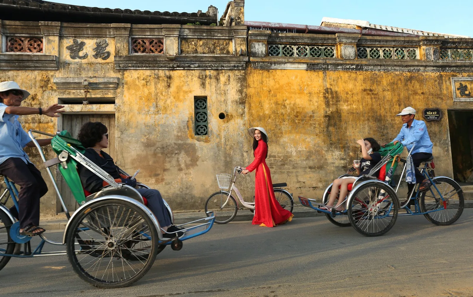 Du khách trao đổi rõ giá đi xích lô với người lái