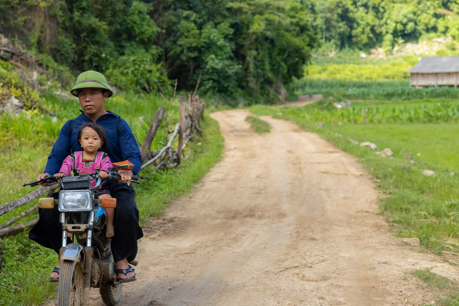 Phụ huynh giám sát trẻ nhỏ khi xích lô đang chạy