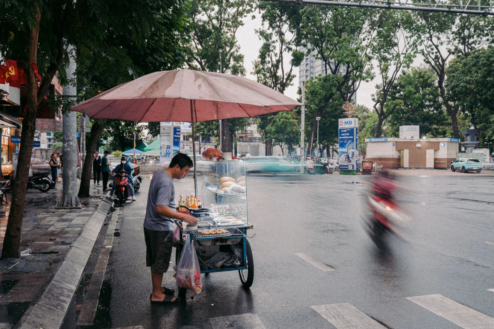 Tuyến phố gần Hoàng thành Huế trong không khí mưa dịu