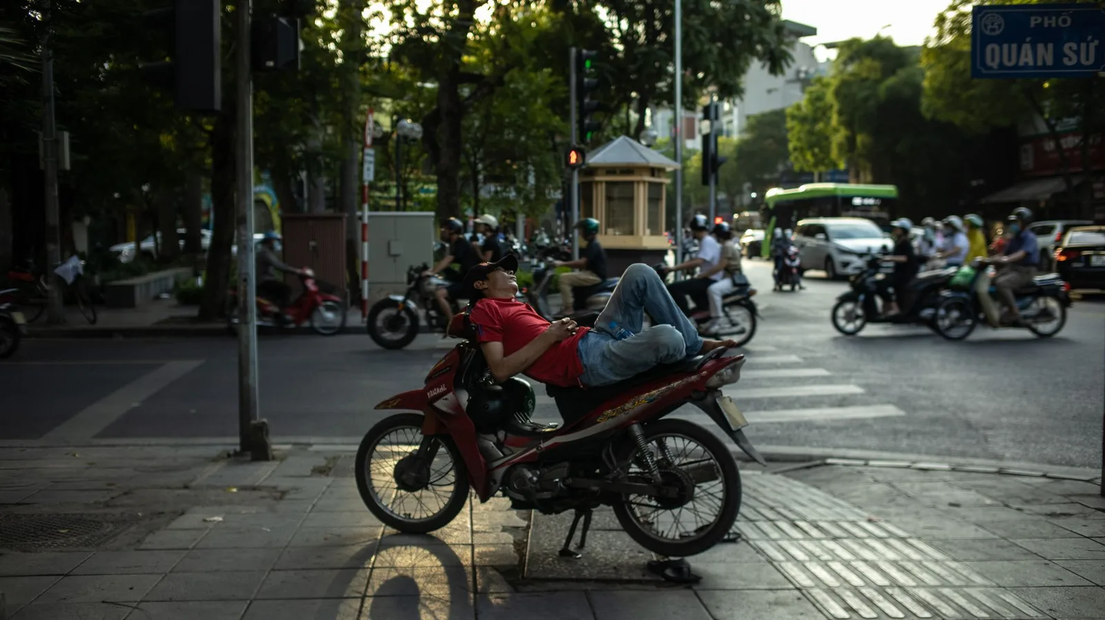 Khung cảnh phố Việt Nam giàu nhịp điệu và màu sắc