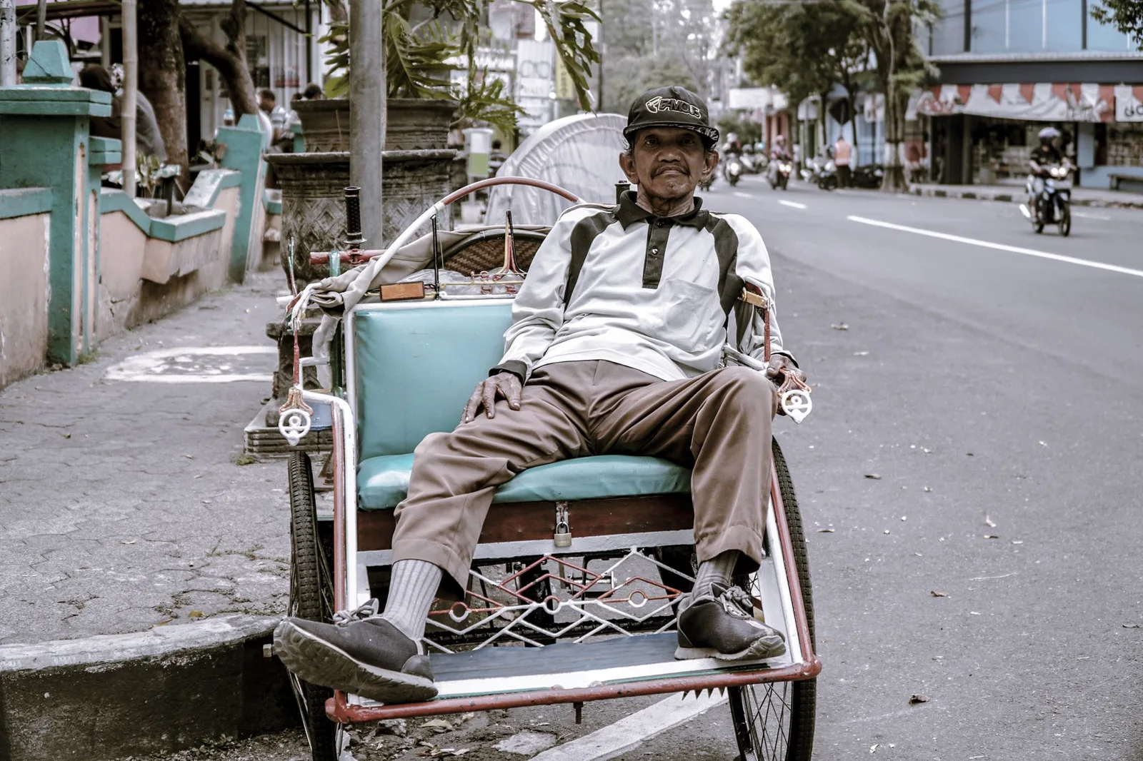 Người cao tuổi nghỉ ngơi và hồi sức sau chuyến tham quan