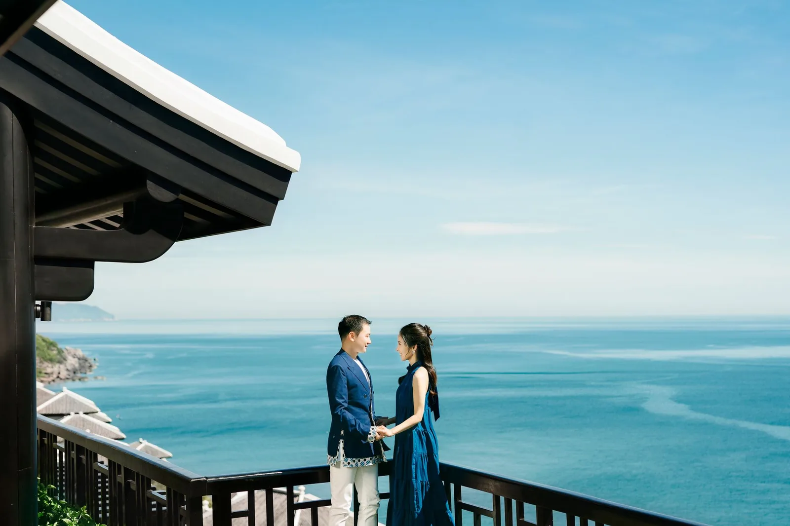 Cặp đôi châu Á tham khảo không gian nghỉ dưỡng cho dịp cầu hôn