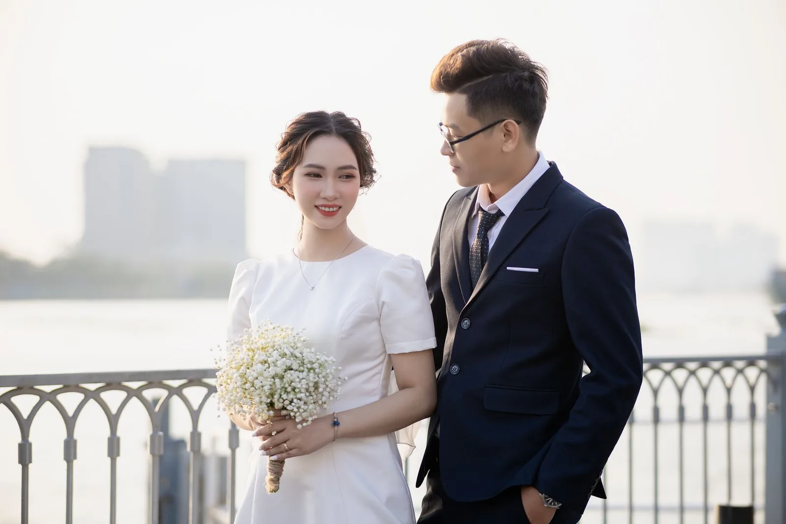 Cặp đôi châu Á cùng chuẩn bị cho kế hoạch cưới