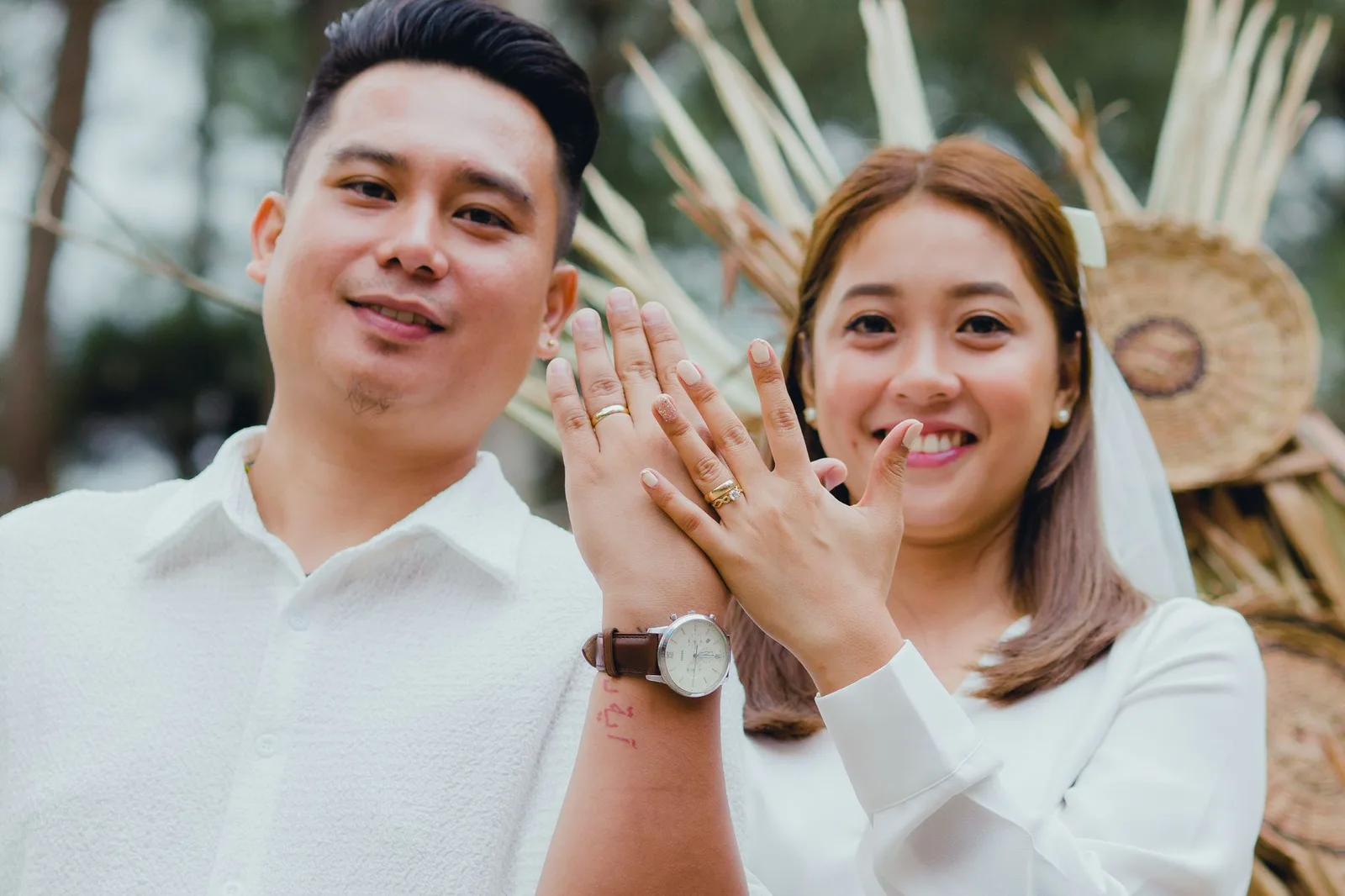 Cặp đôi châu Á hạnh phúc sau lời cầu hôn